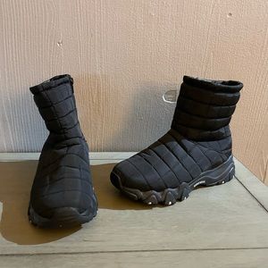 Sketchers lightly used boots. Warm with faux fur lining
